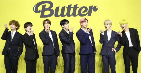 그룹 방탄소년단(BTS)이 지난달 21일 오후 서울 송파구 올림픽공원 올림픽홀에서 열린 새 디지털 싱글 '버터'(Butter) 발매 글로벌 기자간담회에서 포즈를 취하고 있다. 왼쪽부터 뷔, 슈가, 진, 정국, RM, 지민, 제이홉.  연합뉴스